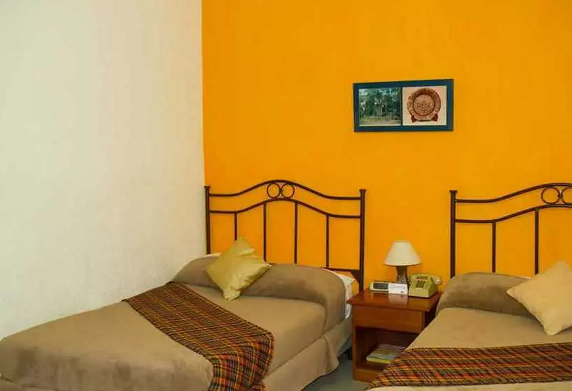 هتل Casa Flores De Tikal