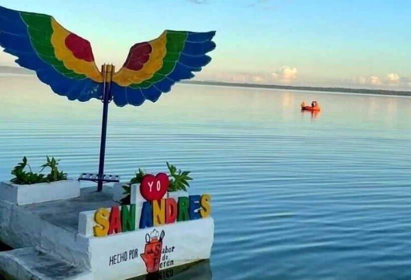 هتل Casa Flores De Tikal