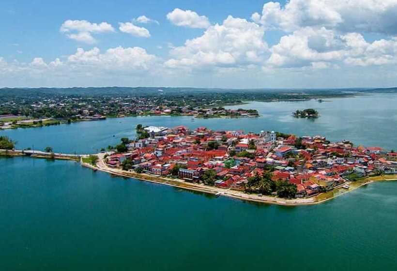 هتل Casa Flores De Tikal