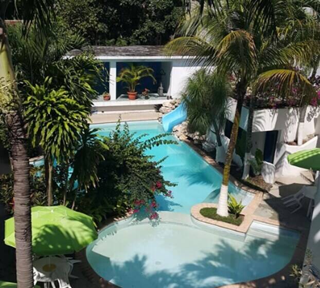 هتل Casa Flores De Tikal