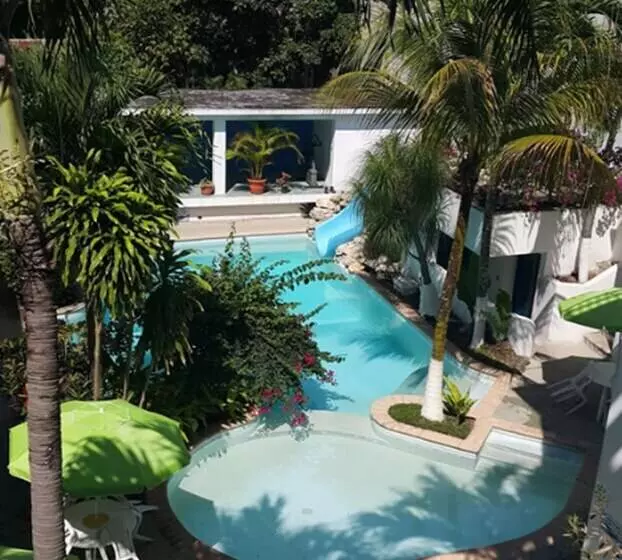 هتل Casa Flores De Tikal
