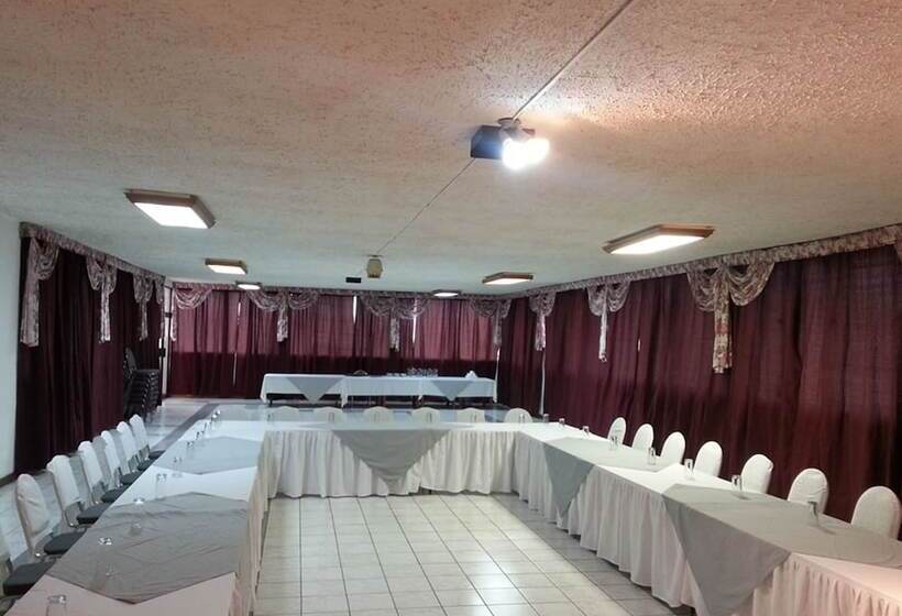 هتل Casa Flores De Tikal