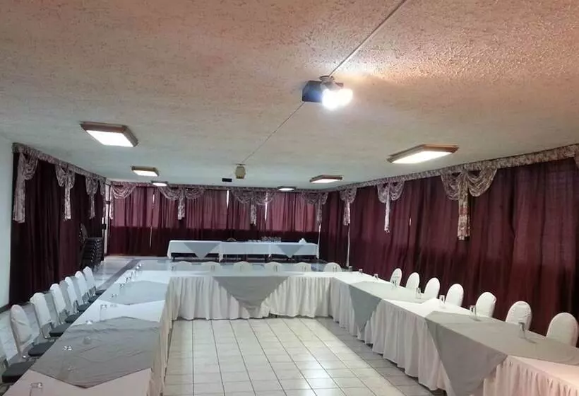 هتل Casa Flores De Tikal