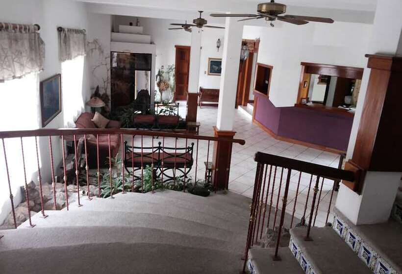 هتل Casa Flores De Tikal