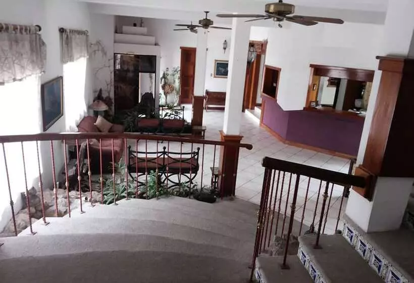 هتل Casa Flores De Tikal
