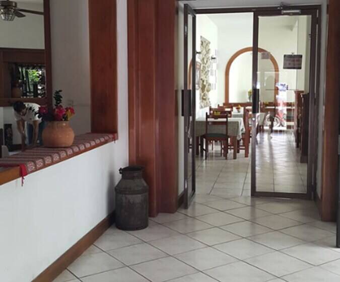 هتل Casa Flores De Tikal