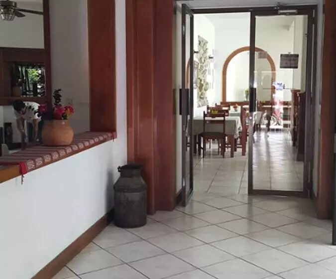 هتل Casa Flores De Tikal