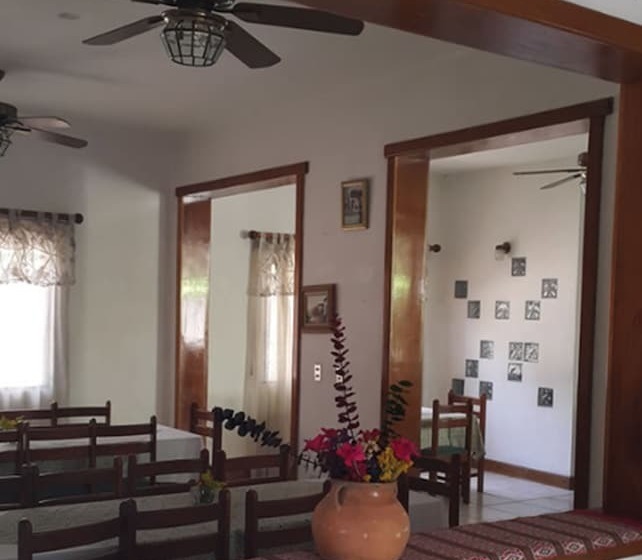 هتل Casa Flores De Tikal