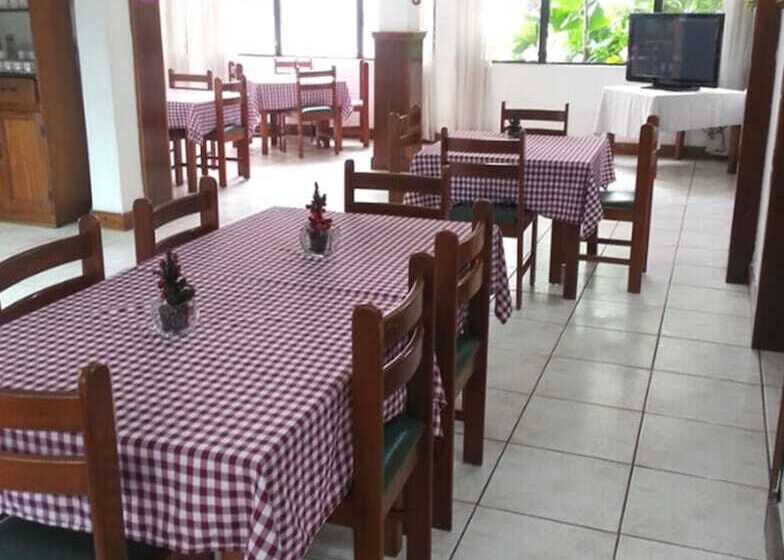 هتل Casa Flores De Tikal