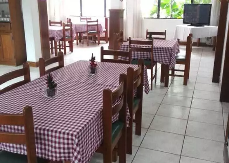 هتل Casa Flores De Tikal