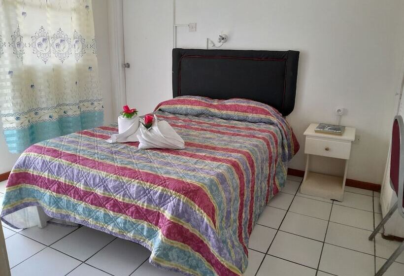 هتل Stephanie S Apartments Ltd