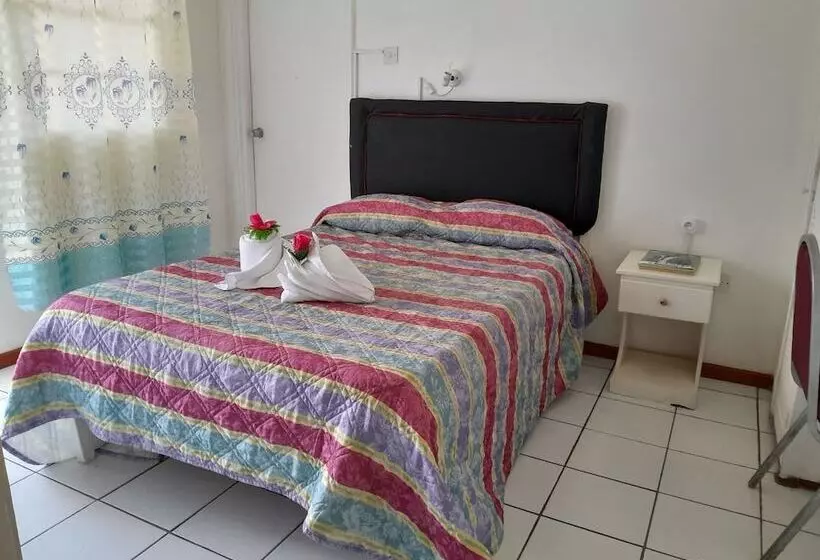 هتل Stephanie S Apartments Ltd