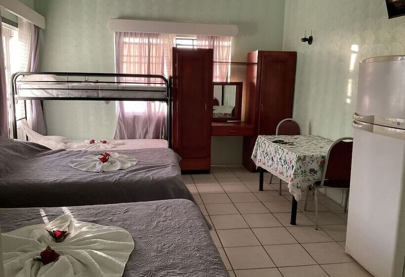 هتل Stephanie S Apartments Ltd