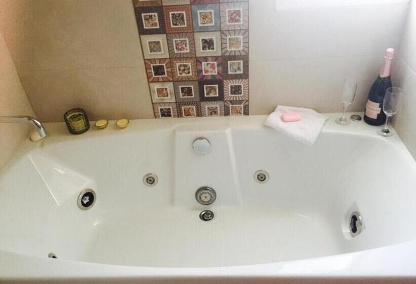 Unique Hotel & Suites