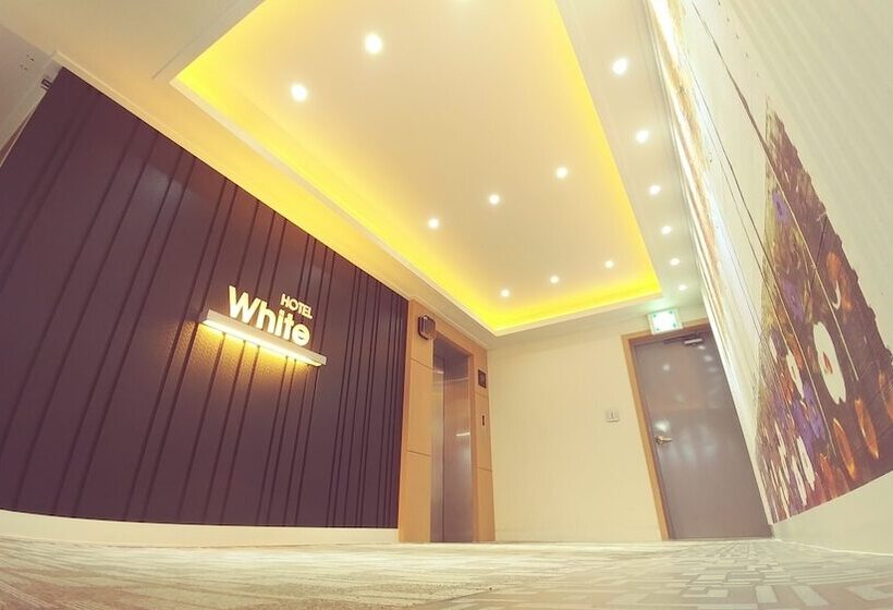 Hotel White