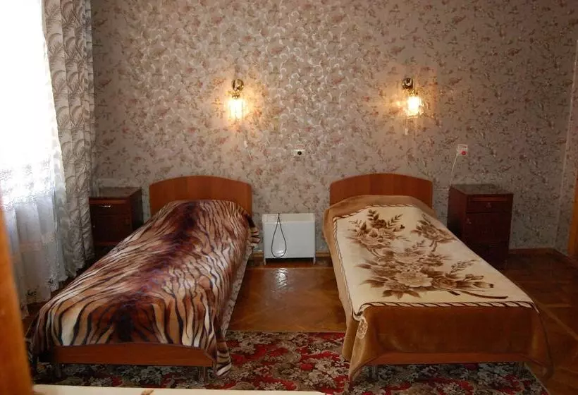 هتل Zhovtneviy