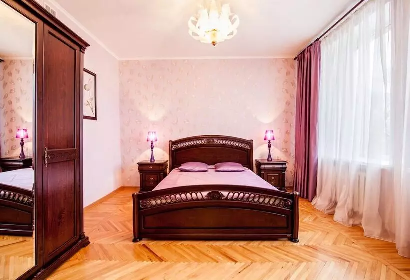 هتل Zhovtneviy