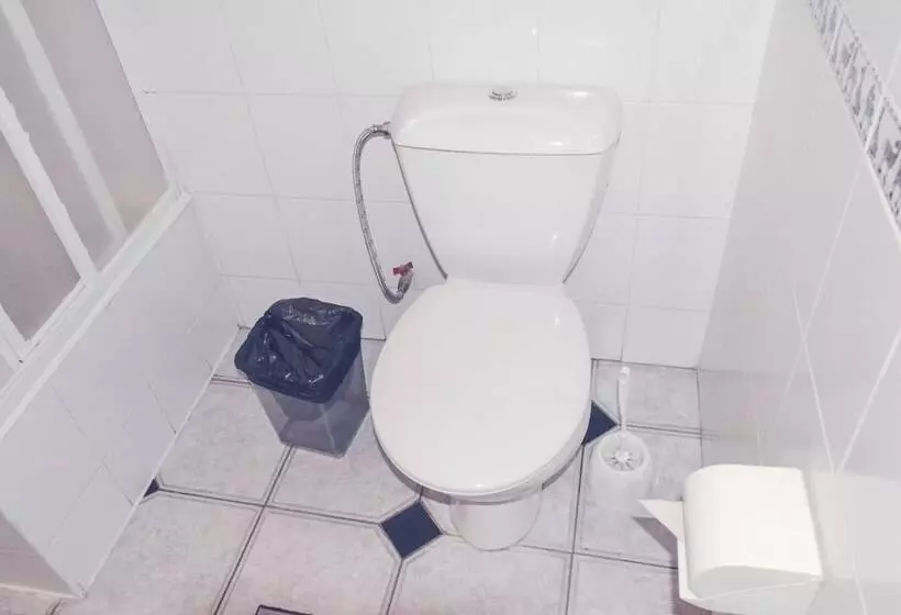 هتل Zhovtneviy