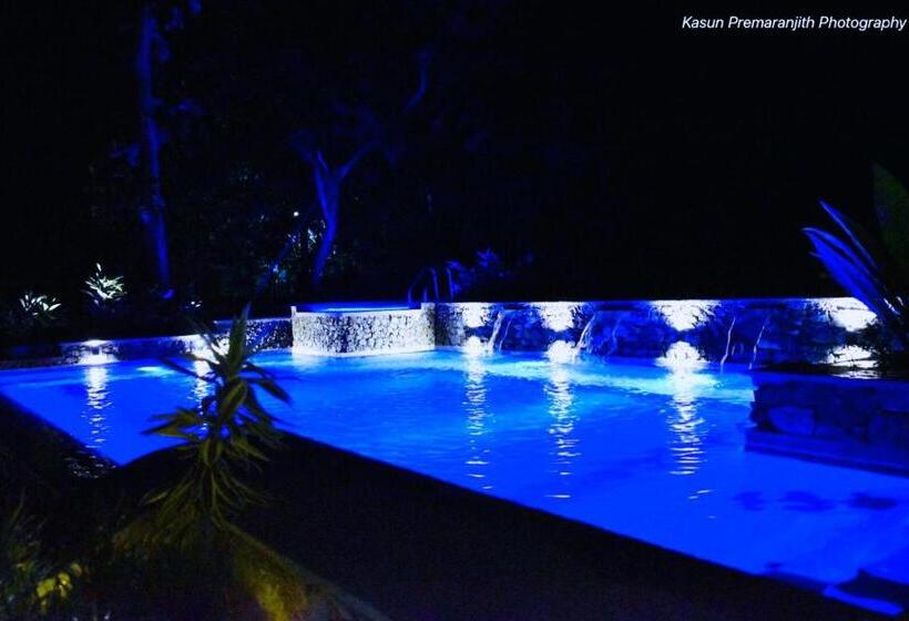 Habarana Tree House Ambasewana Resort