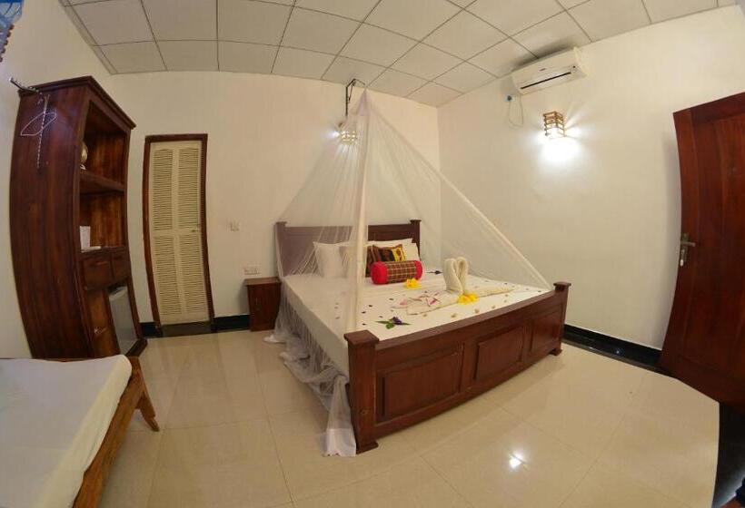 Habarana Tree House Ambasewana Resort