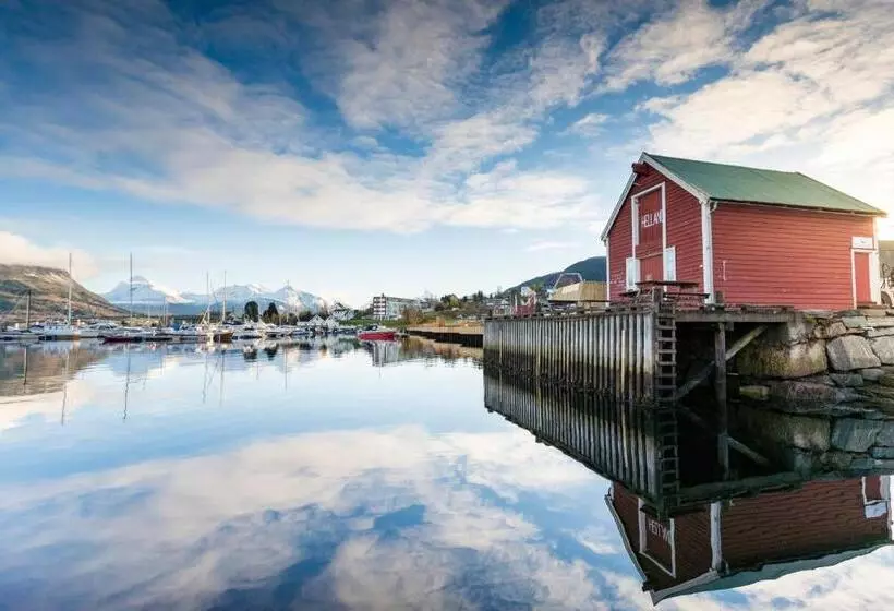 Vestnes Fjordhotell