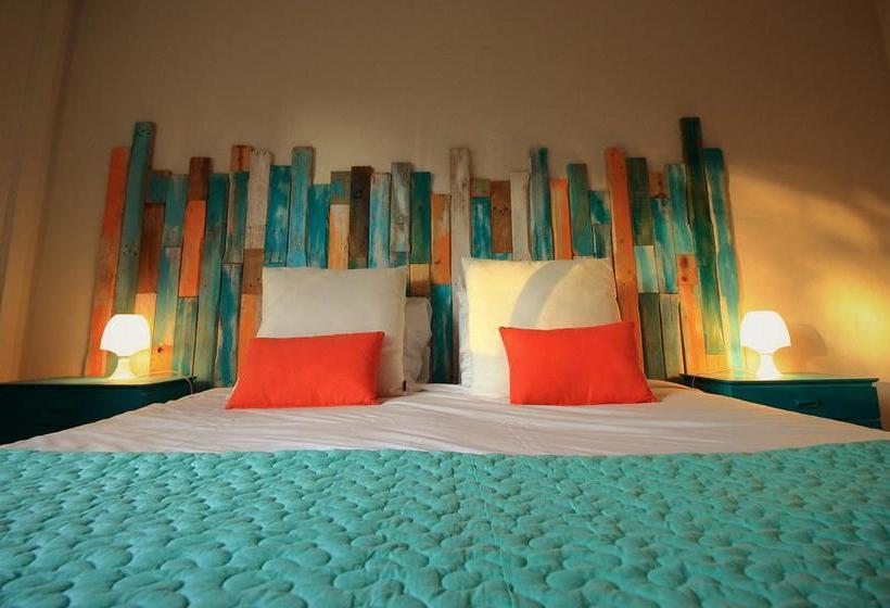 Cascais Cool Hostel Suites & Pool