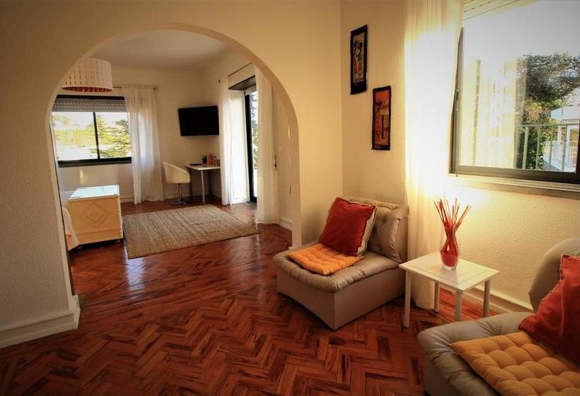 Cascais Cool Hostel Suites & Pool