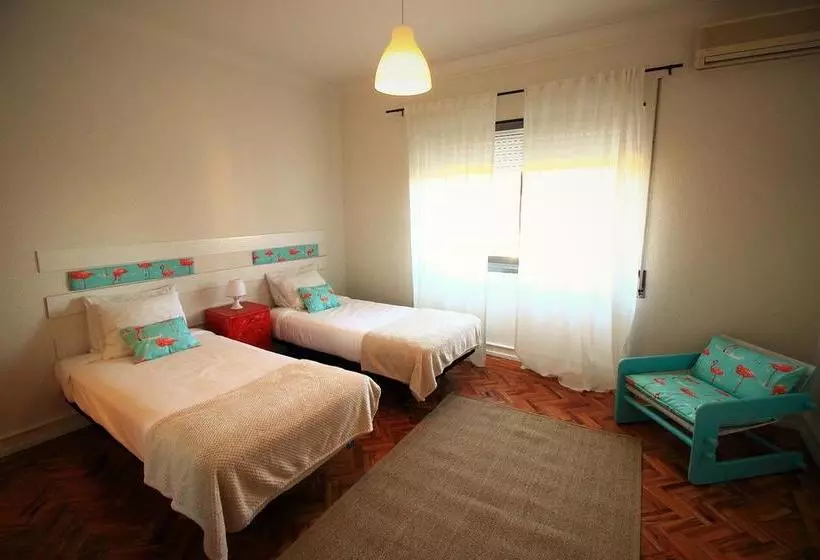 Cascais Cool Hostel Suites & Pool