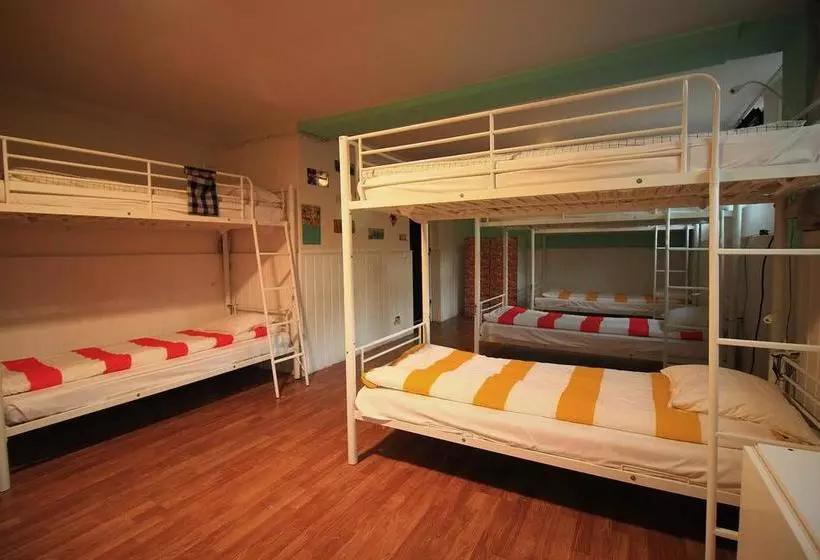 Cascais Cool Hostel Suites & Pool