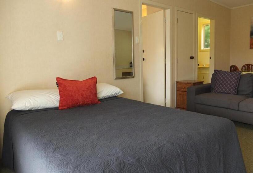 Colonial Court Motel