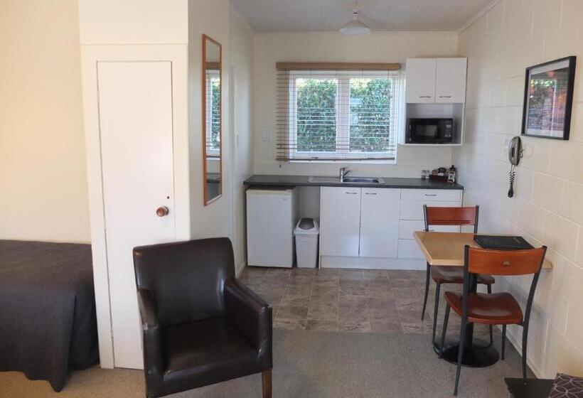 Colonial Court Motel