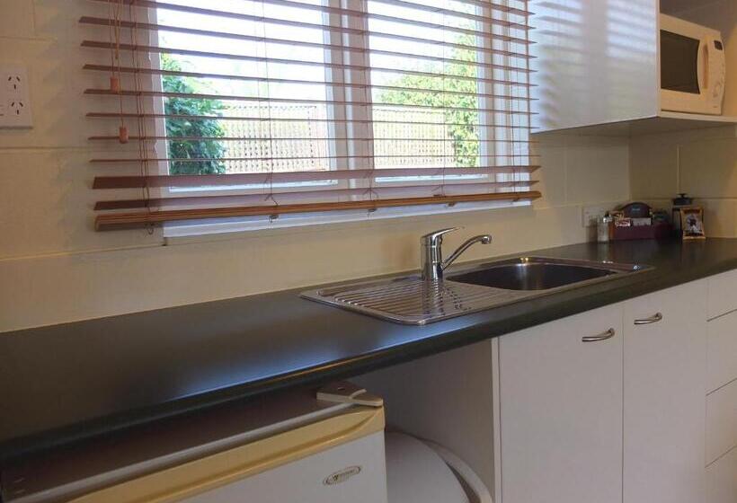 Colonial Court Motel