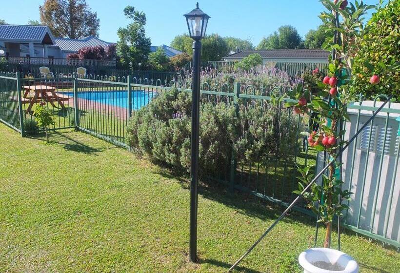 Colonial Court Motel