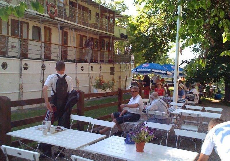 Hajstorp Slusscafé & Vandrarhem