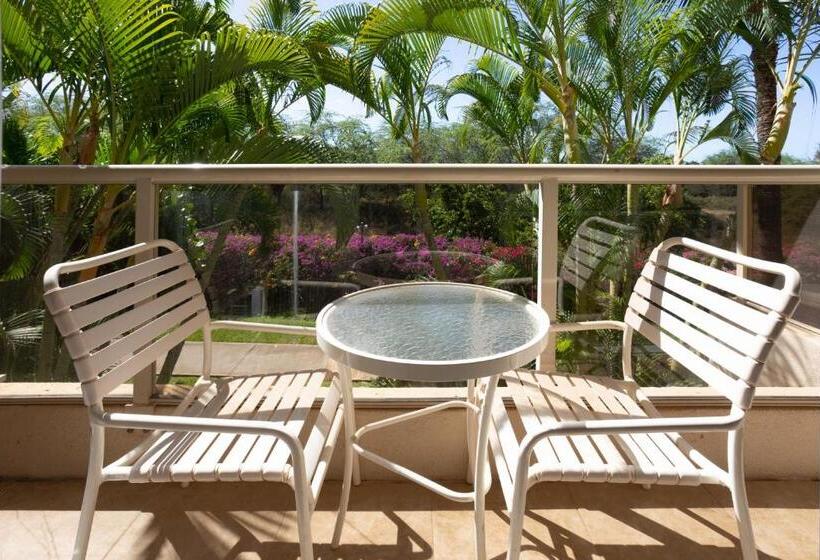 Newly Renovated Studio & Walkable To Beaches, Shops & Dining!