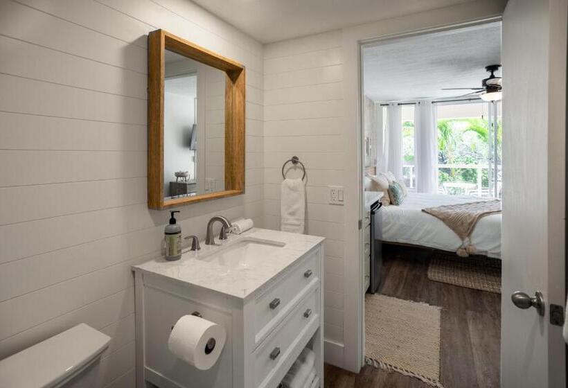 Newly Renovated Studio & Walkable To Beaches, Shops & Dining!