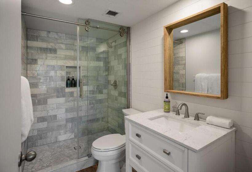 Newly Renovated Studio & Walkable To Beaches, Shops & Dining!