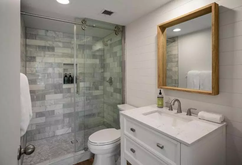 Newly Renovated Studio & Walkable To Beaches, Shops & Dining!