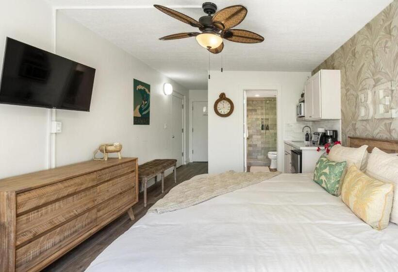 Newly Renovated Studio & Walkable To Beaches, Shops & Dining!