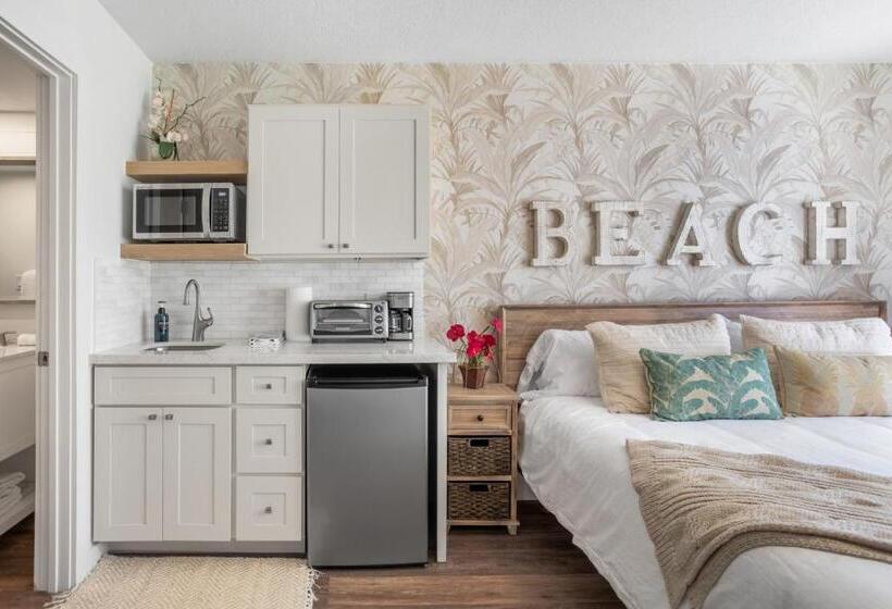 Newly Renovated Studio & Walkable To Beaches, Shops & Dining!