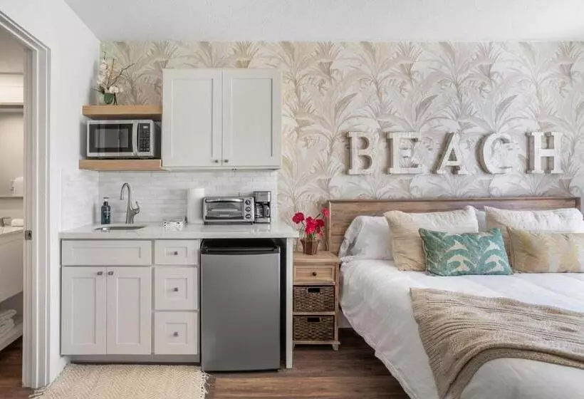 Newly Renovated Studio & Walkable To Beaches, Shops & Dining!