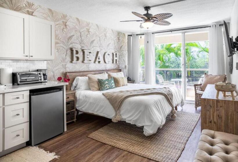 Newly Renovated Studio & Walkable To Beaches, Shops & Dining!