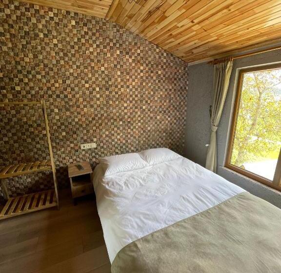 リゾートホテル Bizim O Ra Küme Evleri & Bungalov