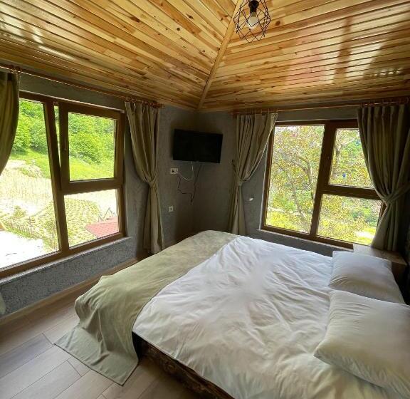 リゾートホテル Bizim O Ra Küme Evleri & Bungalov