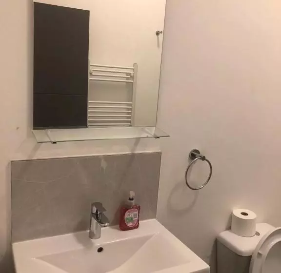 تختخواب و صبحانه Double Rooms Free Street Parking Near Lfc