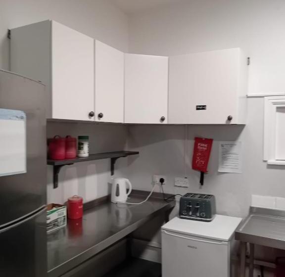 مبيت وإفطار Double Rooms Free Street Parking Near Lfc