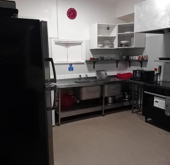 مبيت وإفطار Double Rooms Free Street Parking Near Lfc