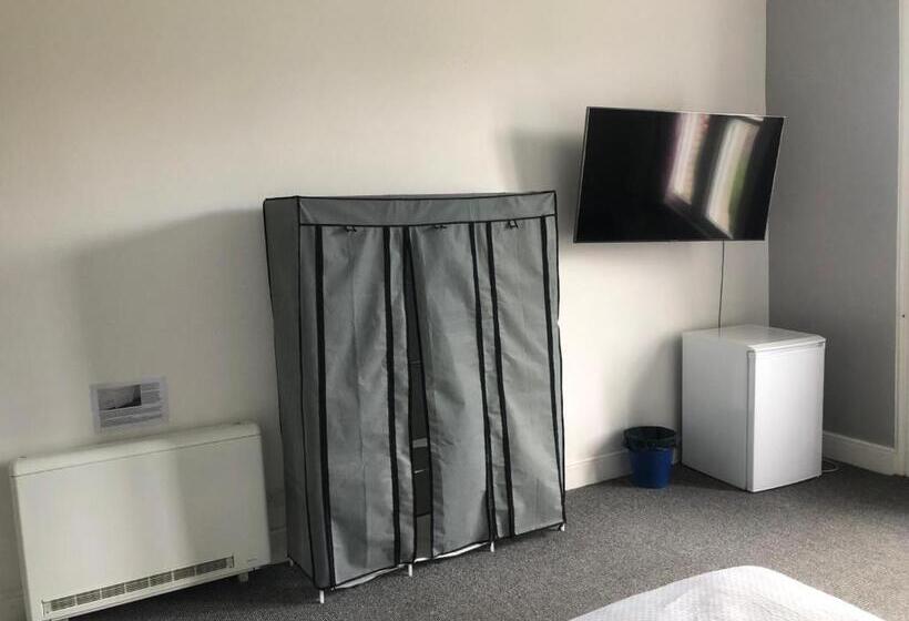 مبيت وإفطار Double Rooms Free Street Parking Near Lfc