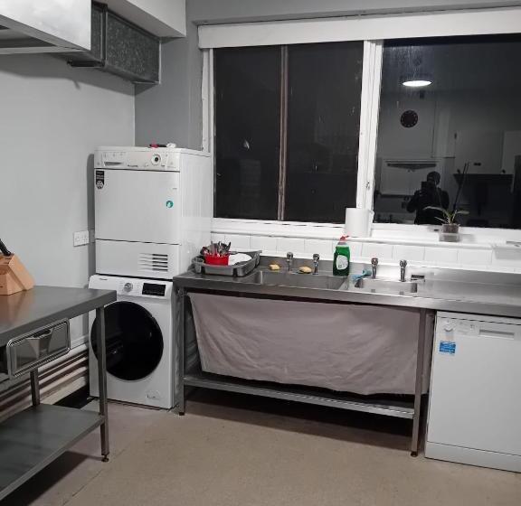 مبيت وإفطار Double Rooms Free Street Parking Near Lfc