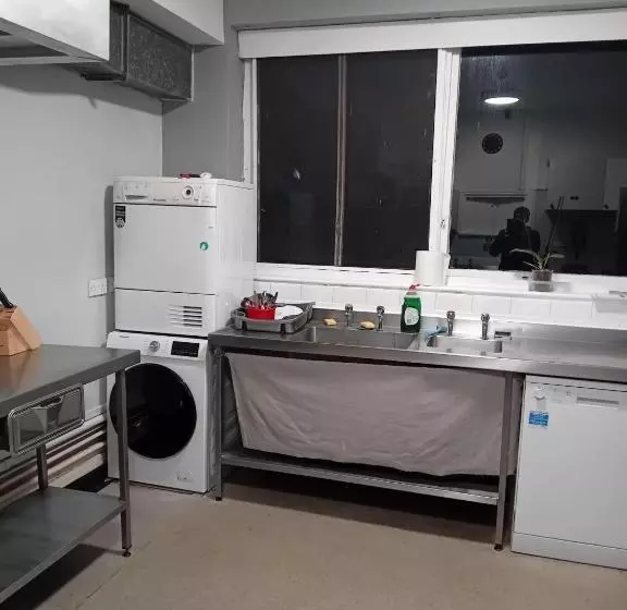 تختخواب و صبحانه Double Rooms Free Street Parking Near Lfc